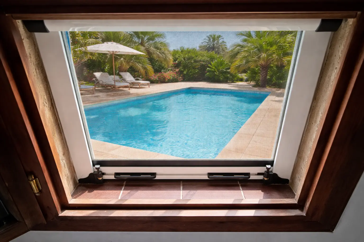 Mosquitera enrollable instalada en Sant Cugat